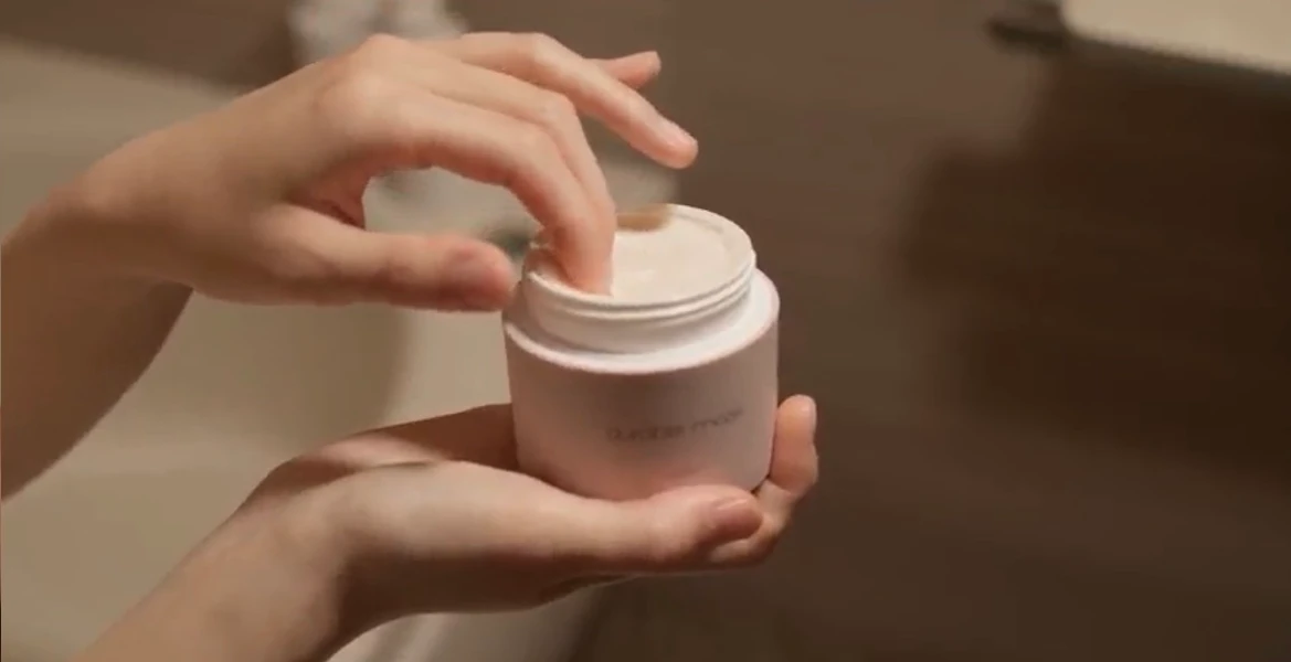 朝の身支度、durable mask を手に取る