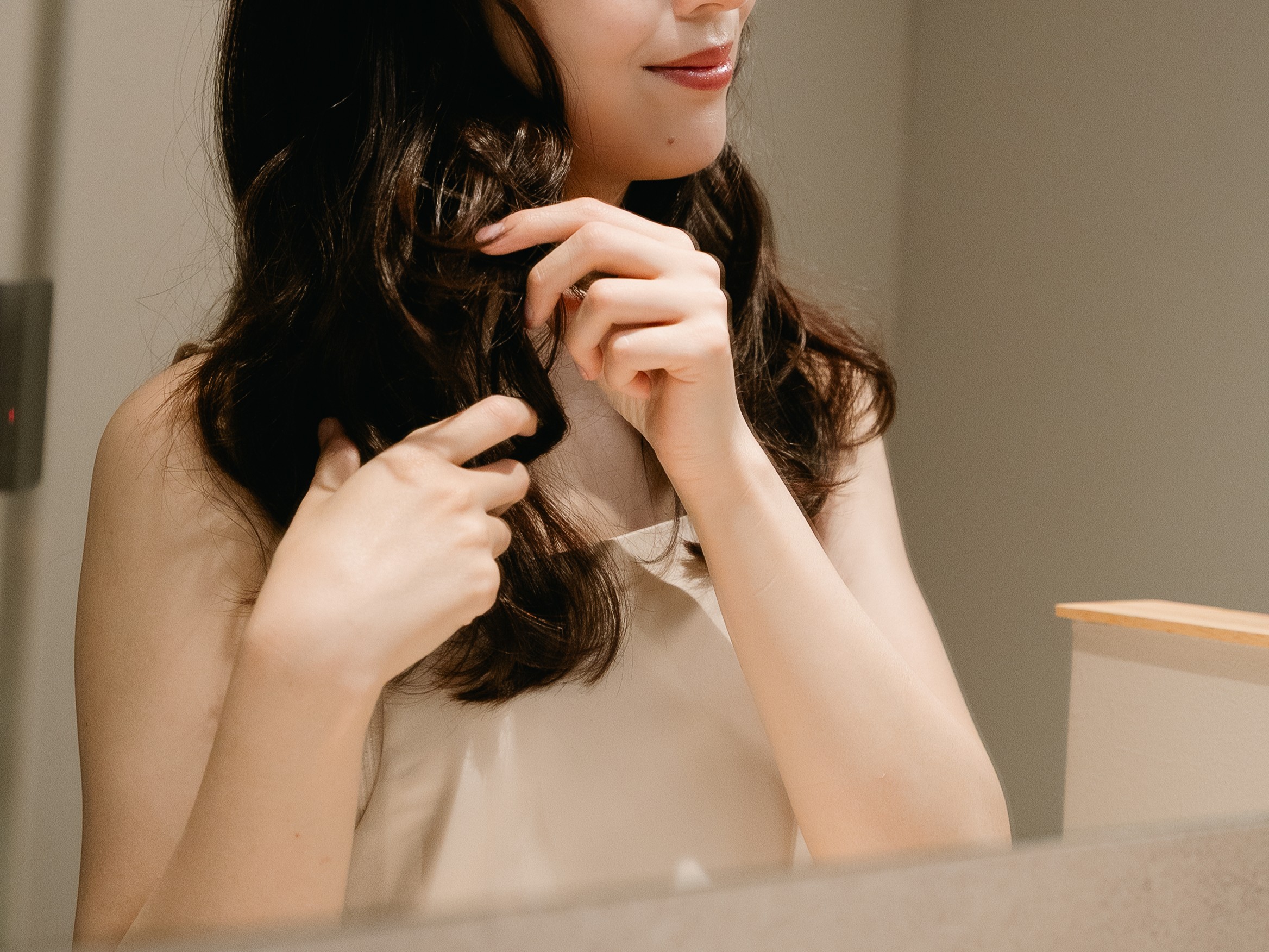 髪に手を添える女性